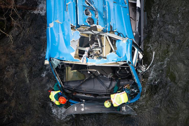 Efectivos da Garda Civil de traballan nos labores de desbrozamiento e preparación do autobús accidentado para sacalo da auga, no río Lérez, a 26  de decembro de 2022, en Cerdedo-Cotobade, Pontevedra, Galicia, (España). Está previsto que maña. Gustavo da Paz - Europa Press 