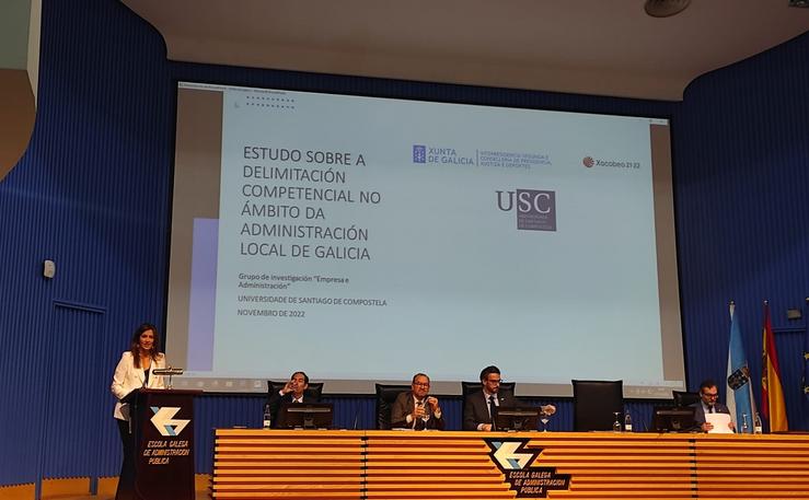 O vicepresidente segundo da Xunta, Diego Calvo, e o reitor da USC, Antonio López, este martes durante a presentación do informe / Europa Press