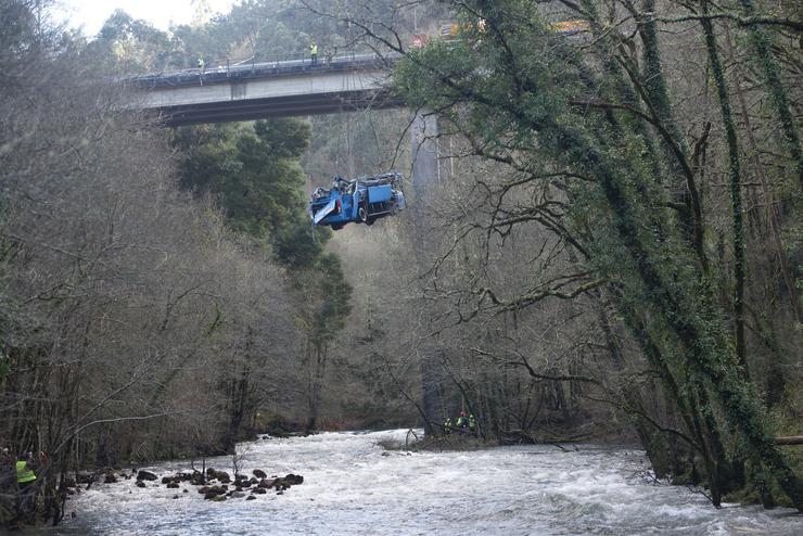 Logran retirar o autobús accidentado en Cerdedo-Cotobade (Pontevedra) da canle do río Lérez.. GUSTAVO DA PAZ - EUROPA PRESS 