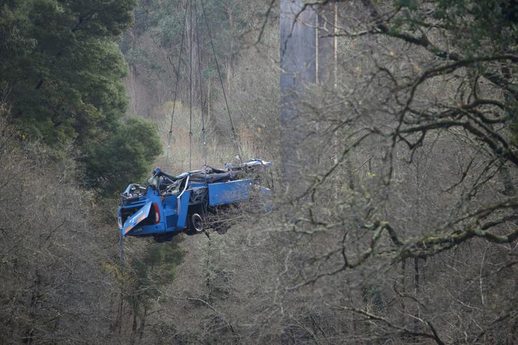 Un guindastre participa no labor de izado do autobús accidentado para sacalo da canle do río Lérez.. Gustavo da Paz - Europa Press