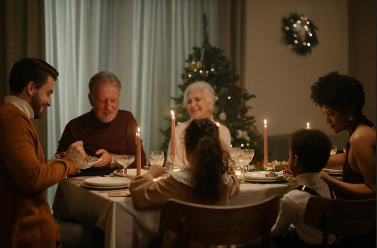 Cea de Nadal en familia con nenos e maiores 