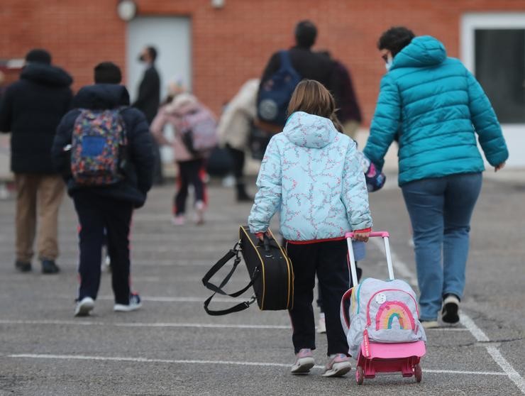 Unha nena á súa chegada á escola 