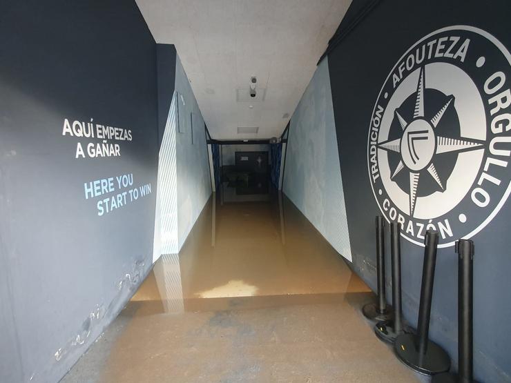 Vista da entrada do Estadio de Balaídos alagada tras unha noite de intensas choivas, a 20 de decembro de 2022 