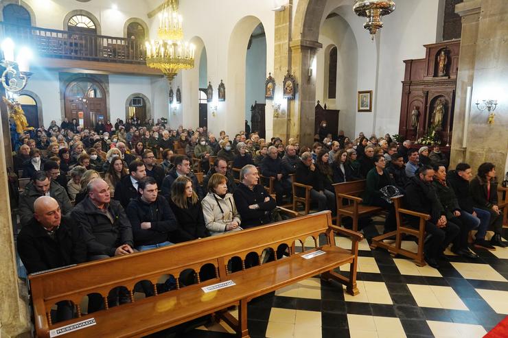 Achegados e familiares no funeral das vítimas do accidente de autobús ocorrido en Cerdedo-Cotobade a pasada Noiteboa, na igrexa de Santa María dás Doures, a 30 de decembro de 2022, en Lalín, Pontevedra. Álvaro Ballesteros - Europa Press 