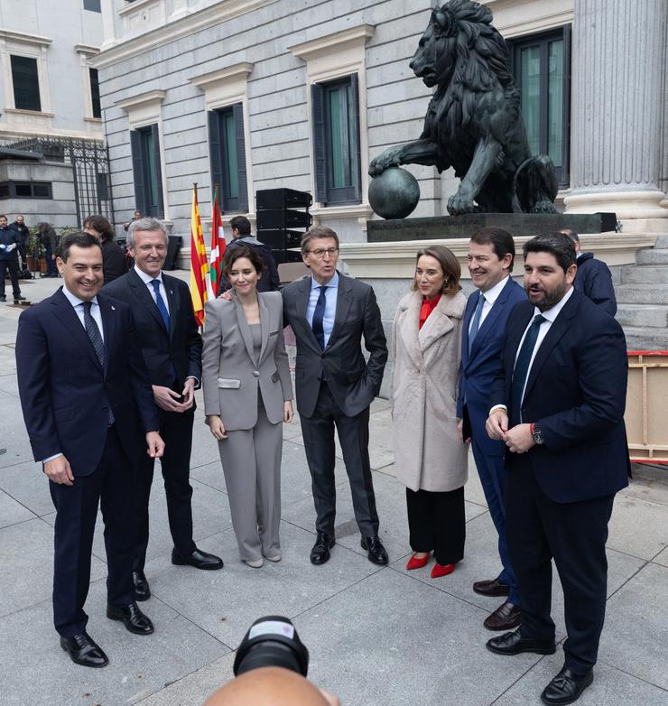 (E-D) Juanma Moreno, Alfonso Rueda, Isabel Díaz Ayuso, Alberto Núñez Feijóo, Cuca Gamarra, Alfonso Fernández Mañueco e Fernando López Miras, durante o acto institucional polo Día da Constitución Española / Eduardo Parra - Europa Press.