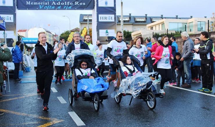 As Dúas Únicas Afectadas Por Ataxia Telangiectasia En Galicia, Sonia E Patricia, Durante Un Media Maratón. AEFAT / Europa Press