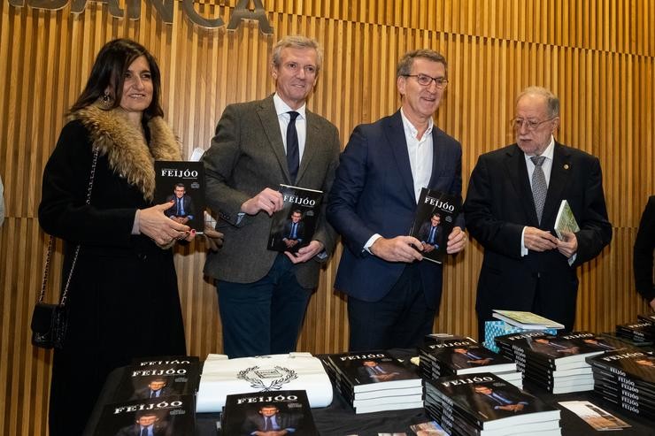 O presidente do PP, Alberto Núñez Feijoo (3i); o da Xunta, Alfonso Rueda (2i); o catedrático de Dereito Constitucional, Roberto Branco Valdés (1d), e a responsable de Edicións Nobel, Ana da Rúa, presentan o libro Á mantenta de Feijoo?, en. César Arxina - Europa Press 