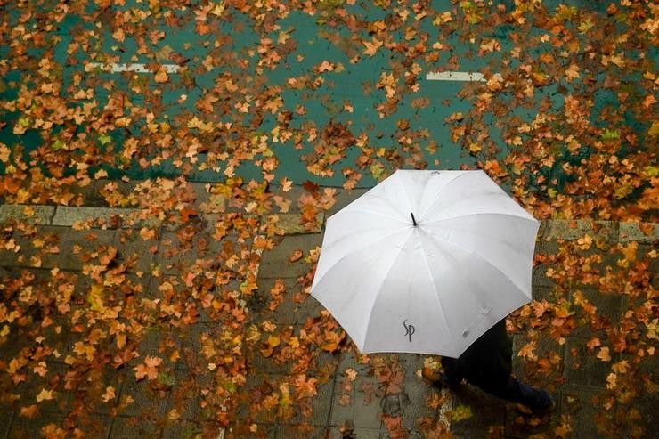 Un cidadán con paraugas pola rúa nun día de choivas intensas e persistentes en Sevilla. Eduardo Briones - Europa Press / Europa Press