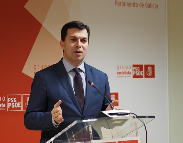 O portavoz parlamentario do PSdeG, Gonzalo Caballero, en rolda de prensa. PSDEG