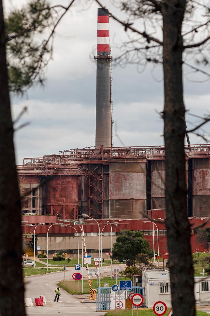 Un vixiante de seguridade na entrada da fábrica de Alcoa en San Cibrao / Europa Press - Arquivo / Europa Press