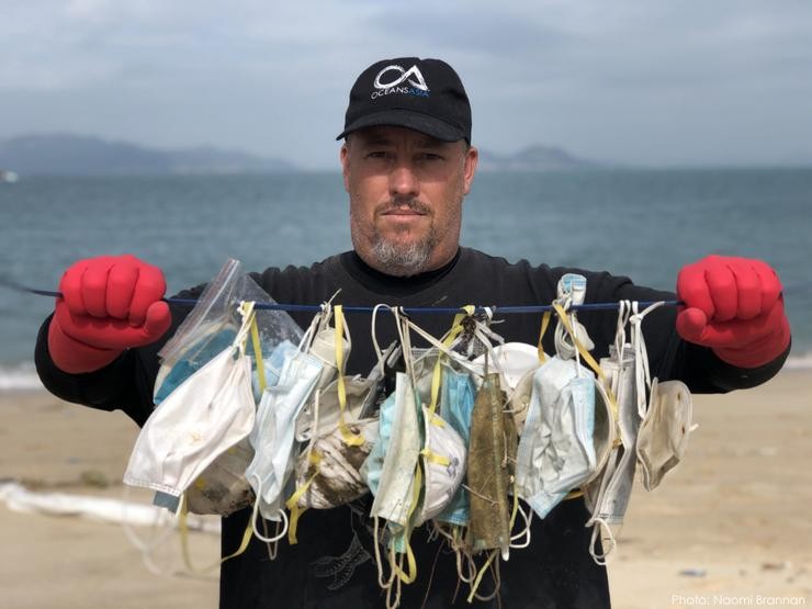 Máscaras para protexerse da covid-19 recollidas nunha praia por OceansAsia 