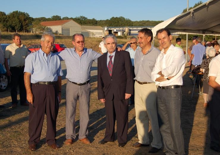 Miguel Fernández Grande, á esquerda, con todos os rexedores de Vilar de Santos desde a Democracia