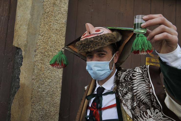 Un peliqueiro durante a celebración do `Non-Entroido´ na praza da Picota en Laza, a 14 de febreiro de 2021 / Rosa Veiga - Europa Press.