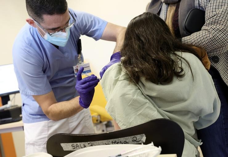 Un traballador sanitario inxecta a vacina contra o Covid-19 a un menor, no Hospital Infanta Sofía, a 30 de decembro de 2021, en San Sebastián de los Reyes, Madrid, (España).. Eduardo Parra - Europa Press