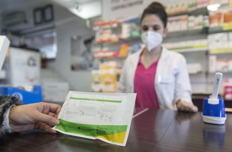 Unha muller cun test de antígenos na farmacia ?As Xemelgas?, a 10 de xaneiro de 2022, en Madrid (España).. Eduardo Parra - Europa Press / Europa Press