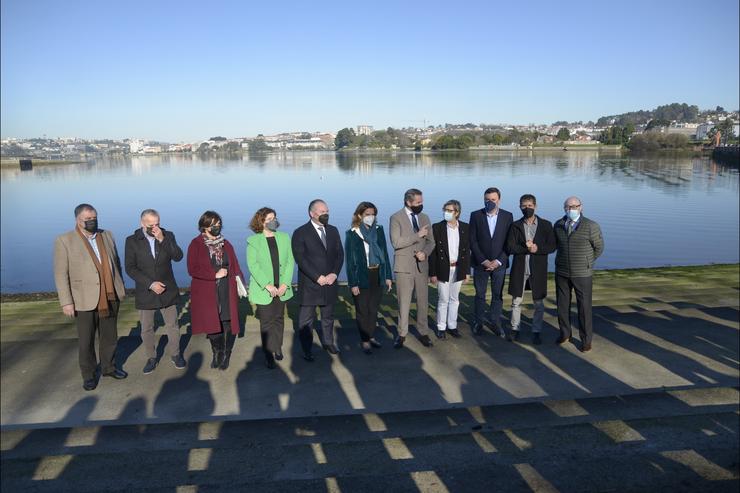 A ministra para a Transición Ecolóxica, Teresa Ribeira, visita a ría do Burgo, xunto a outras autoridades, con motivo do próximo inicio das obras de dragado. M DYLAN / Europa Press
