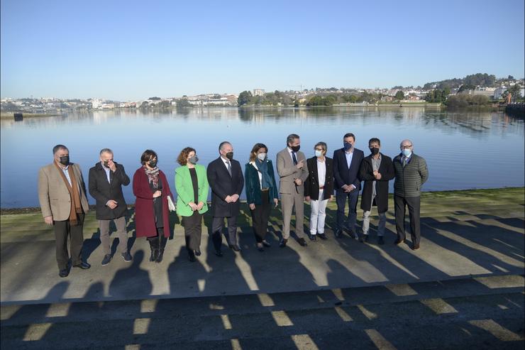 A ministra para a Transición Ecolóxica, Teresa Ribeira, visita a ría do Burgo, xunto a outras autoridades, con motivo do próximo inicio das obras de dragado. M DYLAN 