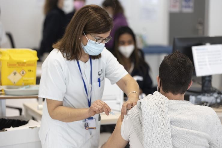 Un home recibe a terceira dose da vacina contra o Covid-19 