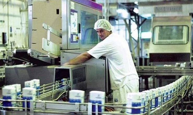 Arquivo - Traballador da industria láctea. UXT FICA - Arquivo / Europa Press