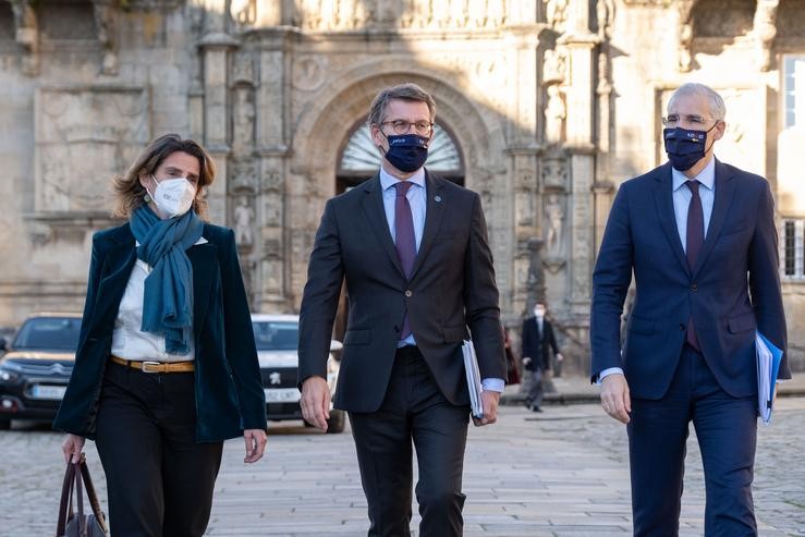 A vicepresidenta terceira e ministra para a Transición Ecolóxica, Teresa Ribeira; o presidente da Xunta, Alberto Núñez Feijóo, e o titular de Economía e Industria, Francisco Conde, en Santiago de Compostela. DAVID CABEZÓN @ XUNTA