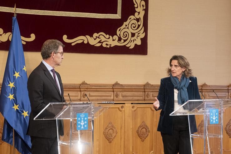 O presidente da Xunta de Galicia, Alberto Núñez Feijoo e a vicepresidenta cuarta e ministra para a Transición Ecolóxica e o Reto Demográfico, Teresa Ribeira, nunha rolda de prensa despois da súa reunión, no Pazo de Raxoi, a 13 de xaneiro de 2022, e. César Arxina - Europa Press / Europa Press