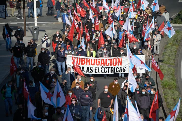 Varias persoas participan nunha mobilización convocada por CIG-Industria, de traballadores do metal, desde a Praza de Vigo ata a sede da Confederación de Empresarios na Praza Luís Seoane. M. Dylan - Europa Press 