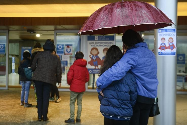 Varios nenos acompañados dos seus pais, á súa chegada ao recinto feiral Expourense para ser vacinados, o día no que renovaron o proceso de vacinación infantil, a 4 de xaneiro de 2022, en Ourense. Rosa Veiga - Europa Press / Europa Press