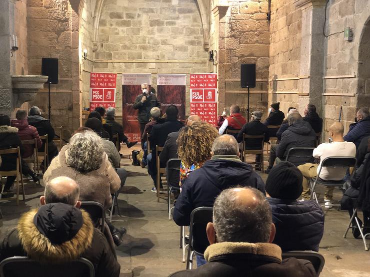 O candidato á secretaría xeral do PSdeG de Ourense, Alfredo García, nun acto con militantes en Ribadavia. CANDIDATURA ALFREDO GARCÍA 