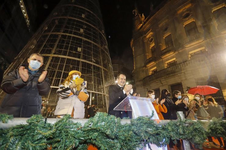 O alcalde de Vigo, Abel Caballero (c), aplaude durante o apagado da iluminación do Nadal desde a árbore de Policarpo Sanz, a 16 de xaneiro de 2022, en Vigo, Galicia, (España).. Marta Vázquez Rodríguez - Europa Press / Europa Press