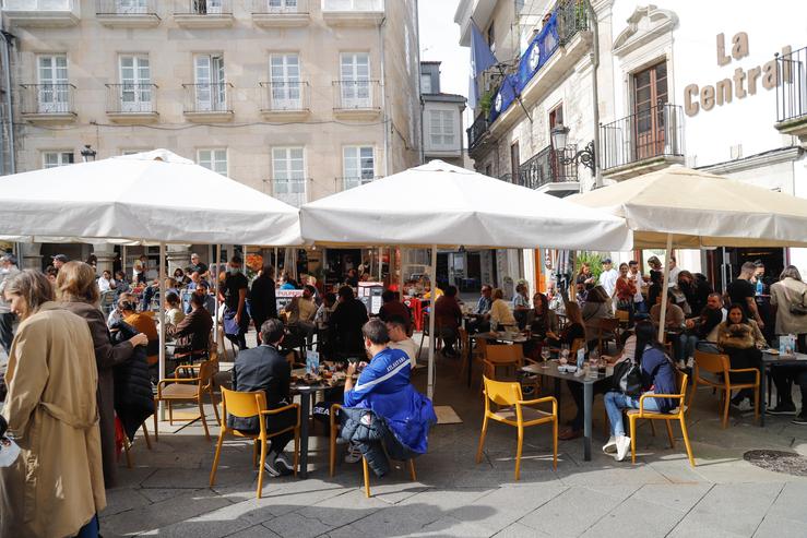 Arquivo - Persoas en terrazas de bares de Vigo.. Marta Vázquez Rodríguez - Europa Press - Arquivo / Europa Press