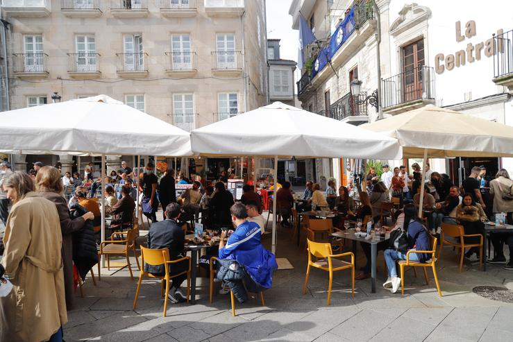 Persoas en terrazas de bares en Vigo 