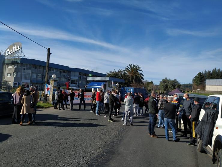 Os traballadores de Leite Celta ante a entrada á empresa en Pontedeume (A Coruña).. CEDIDA