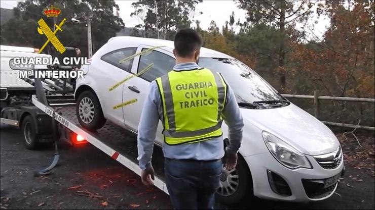 A Garda Civil en colaboración coa Policía Local de Rianxo retiran da circulación a un condutor de risco veciño de Boiro.. GARDA CIVIL / Europa Press