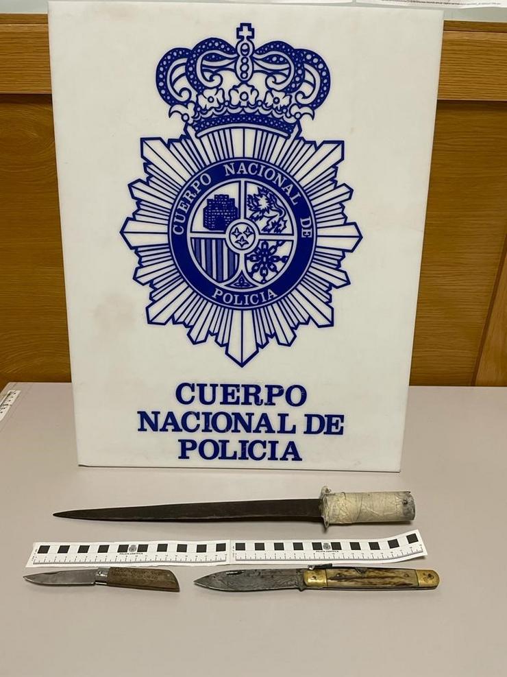 Armas incautadas na detención de sete persoas por un roubo con intimidación a un mozo en Ourense. POLICÍA NACIONAL / Europa Press