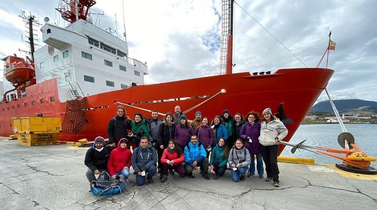 Investigadores do CSIC da expedición Antom-II, entre eles científicos da UVigo, antes de embarcar rumbo á Antártida / Universidade de Vigo.