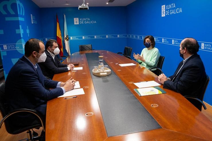 A conselleira de Medio Ambiente, Territorio e Vivenda, Anxos Vázquez, e o presidente de Sogama, Javier Domínguez, este martes na reunión con representantes das adxudicatarias do contrato.. XOÁN CRESPO 