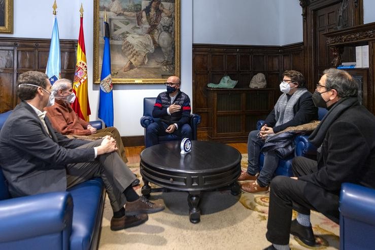 O presidente da Deputación de Ourense, Manuel Baltar, reúnese co cineasta Jaime Chávarri, que rodará a súa próxima película na provincia. ALBERTE PAZ 