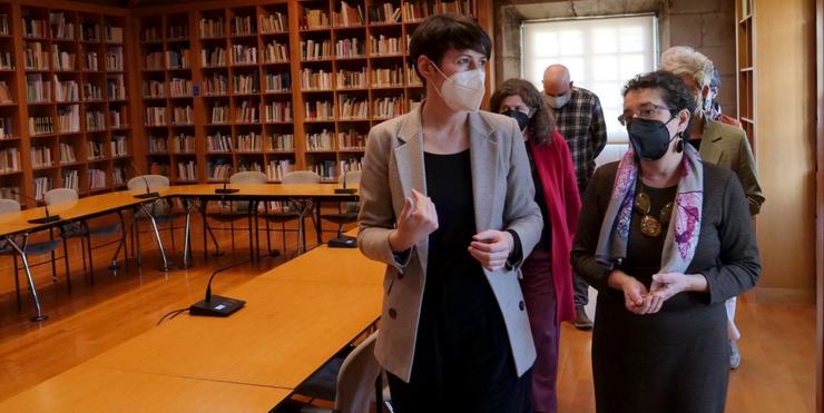 A portavoz nacional do BNG, Ana Pontón, coa presidenta do Consello da Cultura Galega, Rosario Álvarez, durante unha visita á sede da institución 