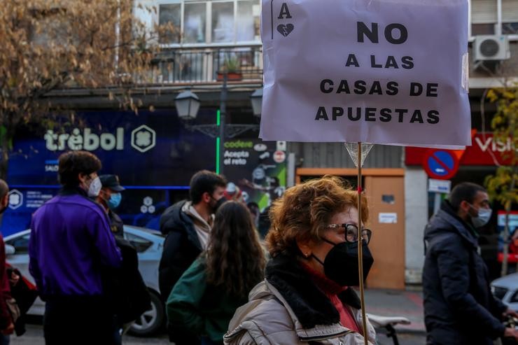 Unha muller sostén unha pancarta onde se le "Non ás casas de apostas" nunha manifestación contra a proliferación dos locais de apostas / Ricardo Rubio - Europa Press.