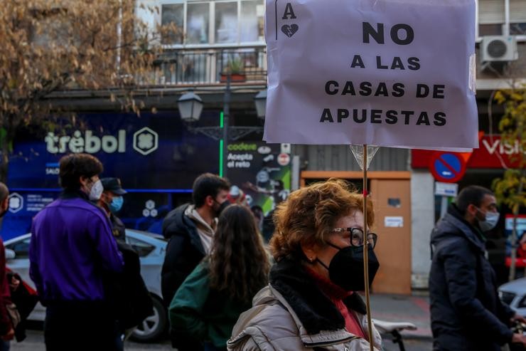 Unha muller sostén unha pancarta onde se le 'Non ás casas de apostas' nunha manifestación contra a proliferación dos locais de apostas 