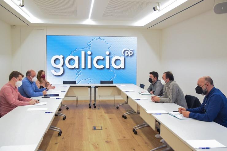 Populares reúnense con membros do comité de empresa de Alu Ibérica 