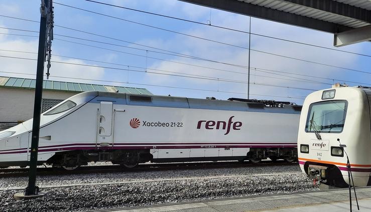 Tren AVE coa insignia do Xacobeo / Renfe. / Europa Press
