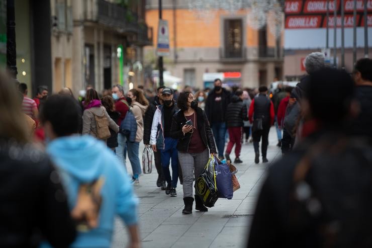 Viandantes tras realizar compras de Nadal. David Zorrakino - Europa Press 