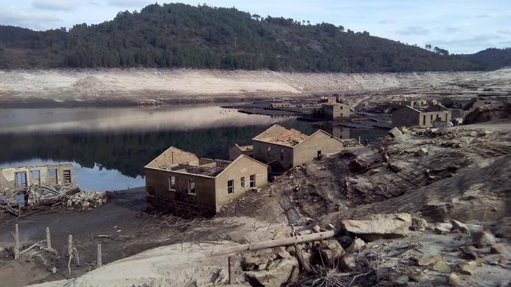 Casas da aldea de Aceredo, sumerxida no encoro de Lindoso / Gonzalo Blanco