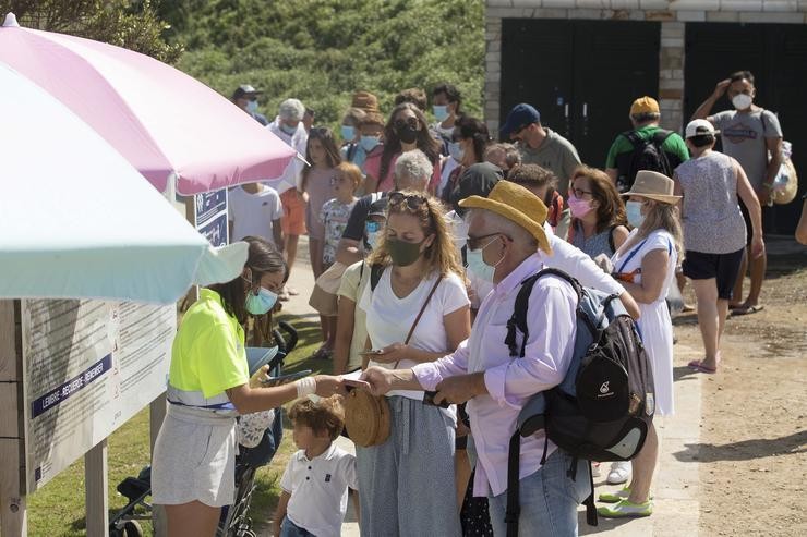 Turistas fan cola para acceder á praia das Catedrais, 