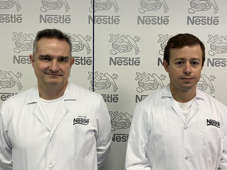 David Coré, esquerda e Julio Diniz, dereita, ex director e novo director da fábrica de Nestlé en Pontecesures 