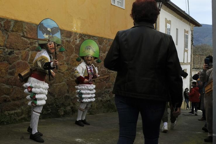 Arquivo - `Peliqueiros´ na porta da igrexa do pobo, á saída da misa do Domingo de Entroido. Rosa Veiga - Europa Press - Arquivo / Europa Press