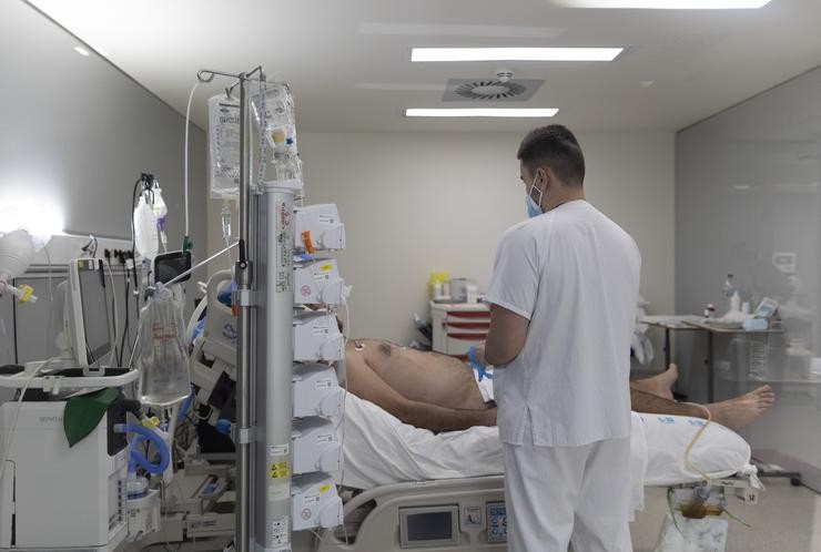 Un sanitario ao redor dun paciente ingresado na UCI.. Eduardo Parra - Europa Press 