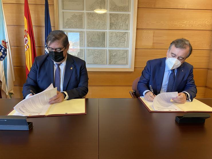 O reitor da UDC, Xullo Abalde, e o conselleiro delegado de Abanca, Francisco Botas, asinan un convenio de colaboración. UDC 