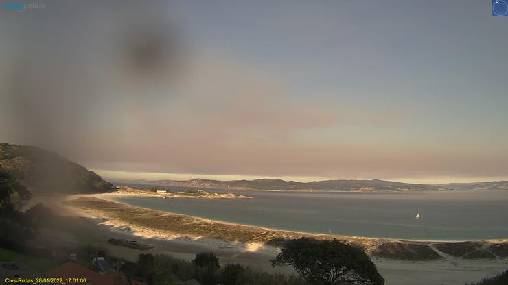 Columna de fume vista dende as Cíes | Foto Meteogalicia